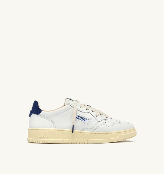MEDALIST LOW SNEAKERS IN WHITE LEATHER AND BLUE DEPTHS SUEDE