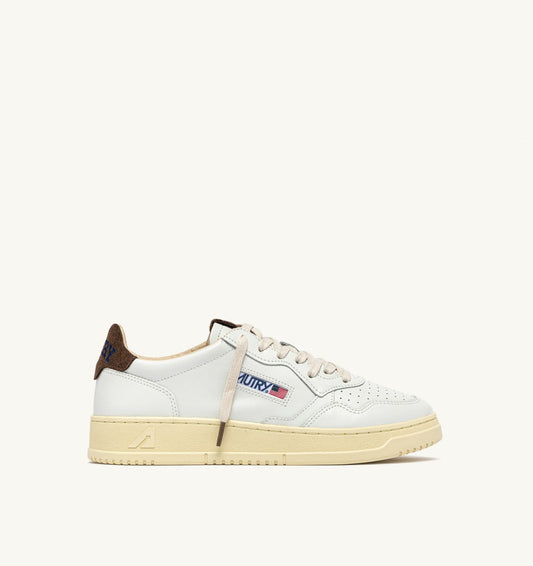 MEDALIST LOW SNEAKERS IN WHITE LEATHER AND CHOCOLATE CHIP SUEDE