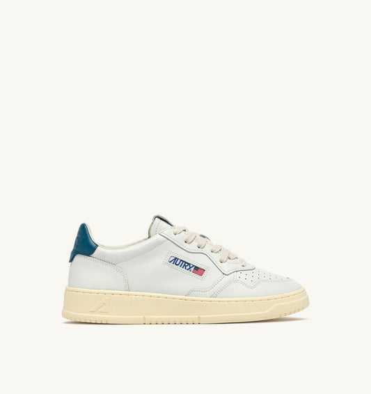 MEDALIST LOW SNEAKERS IN WHITE AND MALLARD BLUE LEATHER