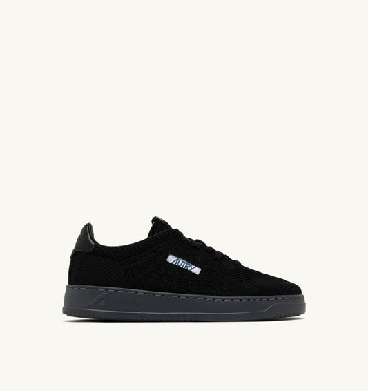 MEDALIST EASEKNIT LOW SNEAKERS IN BLACK KNIT