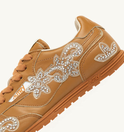 WINDSPIN SNEAKERS IN EARTH LEATHER WITH DECORATIONS