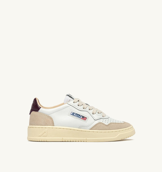 MEDALIST LOW SNEAKERS IN WHITE LEATHER AND FIG SUEDE