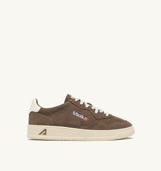 MEDALIST LOW SNEAKERS IN CIGAR AND WHITE SUEDE