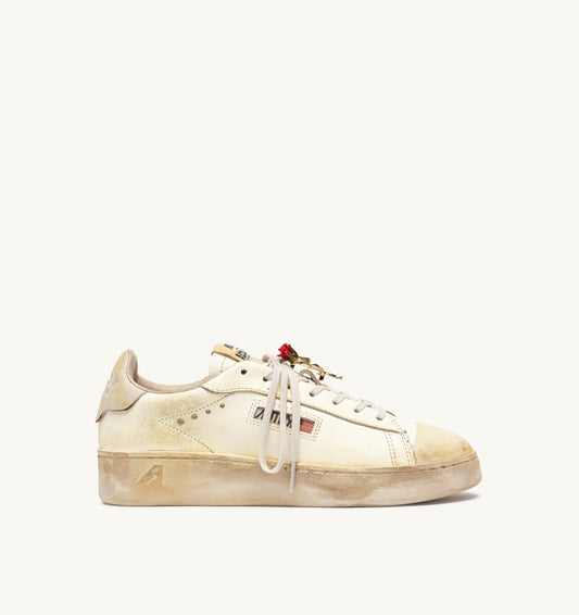DALLAS LOW SUPER VINTAGE SNEAKERS IN MARSHMALLOW LEATHER WITH CHARM